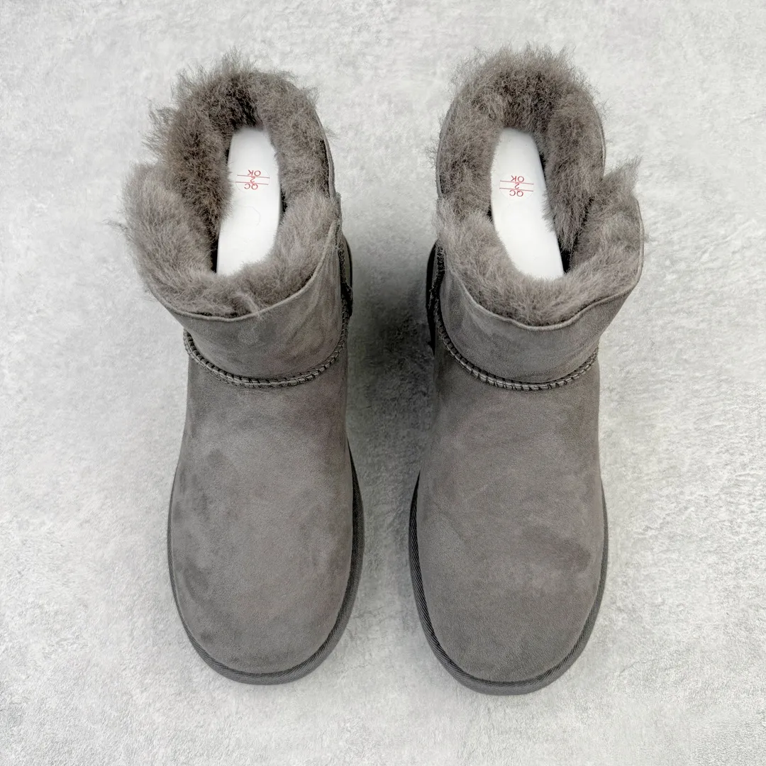Pick up locally💰520 UGG 6422 Classic wooden buckle autumn and winter sheep fur integrated snow boots. All shoes are made from the same factory as ZP. Longfeng A-grade Australian imported sheep fur integrated women's boots. Brand OEM production line. Fully follow the ZP process. OEM original pattern maker. Adhering to the principle of no original shoes and no development selection. Pay attention to every detail. The most authentic version on the market. TREADLITE "Light Wing" technology outsole. Lightweight/durable/flexible/pile size: 35 36 37 38 39 40 Coding: by2936090